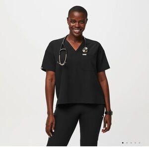 Relaxed Catarina One-Pocket Scrub Top